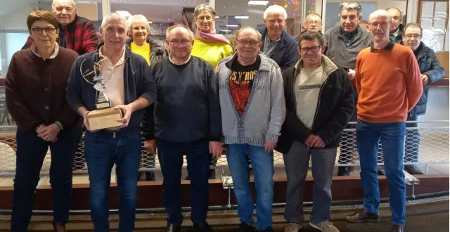 photo  samedi passé, la société de boule de fort des groies d’andard organisait la finale de son concours un contre un. 57 joueurs s’étaient engagés et, au terme, dominique branchereau l’a emporté face à bernard joubault sur le score de 12 à 6. brigitte chrétien et pascal fortanier complètent le podium. avant de partager la galette le président émile hervé a invité les boulistes à s’inscrire au challenge blanc – jeanneteau et au challenge de l’authion.  &copy;  co 