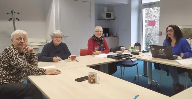 photo  claudine taubin, anne cotteverte et marie-claude dufour en ultime réunion d’organisation des puces avec audrey tusseau du centre socioculturel.  &copy;  co 