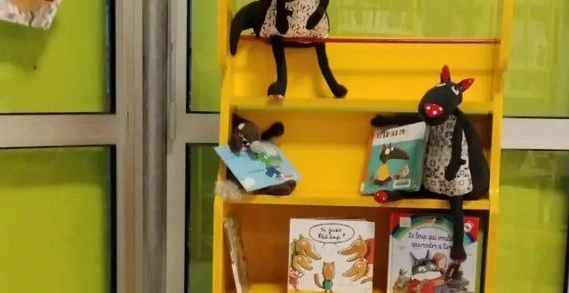 photo  le loup est la star du moment à la bibliothèque de l’echanson.  &copy;  co 