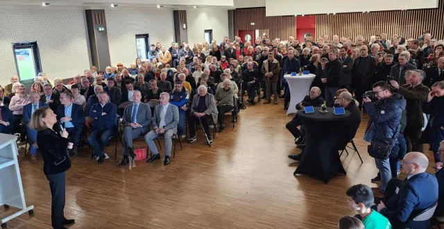 photo  une assistance nombreuse a été ravie d’entendre véronique cantin (à gauche), maire depuis quatre mandats, rappeler les actions conduites avec succès dans sa commune.  &copy;  ouest-france 