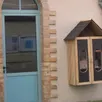 photo  la boîte à livres, face à la mairie, vient de faire son retour. la partie inférieure est plutôt réservée aux jeunes lecteurs et la partie supérieure aux adultes. le milieu est un étage plus classique, tant pour les jeunes, les adolescentes et les adultes. sur sa page facebook, la mairie remercie kalistâ, l’esat la flèche, pour cette belle réalisation et invite les citoyens à partager. 