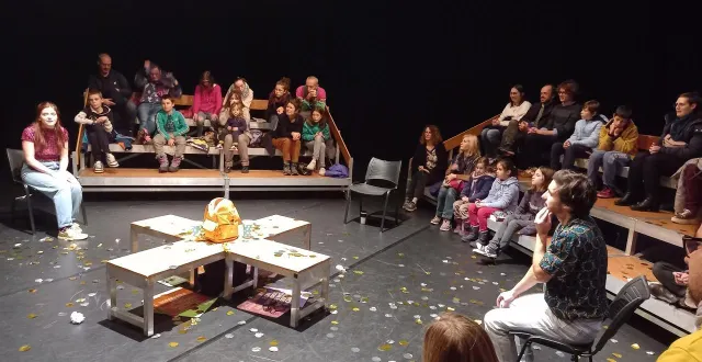 photo  deux jeunes comédiens, entourés par les spectateurs, ont porté avec brio tous les rôles de la version présentée mercredi 7 janvier par les tréteaux de france.  &copy;  ouest-france 