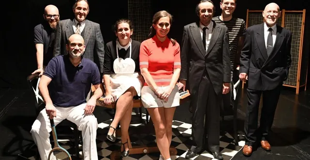 photo  pour jouer marivaux, les comédiens du collectif pièce détachée sont six en scène. à gauche, mathieu, le régisseur ; à droite (en pull rayé), antoine hamerel, le metteur en scène.  &copy;  benoît baclet 