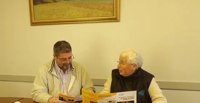 photo  le maire nicolas mourier et la quatrième adjointe monique delaporte, tenant une plaquette explicative.   &copy;  le maine libre 