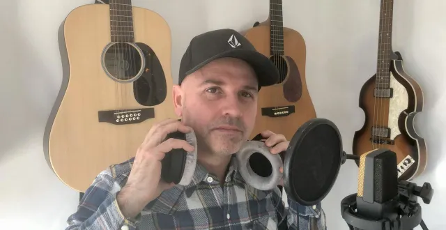 photo  le chanteur-guitariste manceau julien déniel sort un nouvel ep résolument folk intitulé « les chemises à carreaux ».  &copy;  ouest-france 