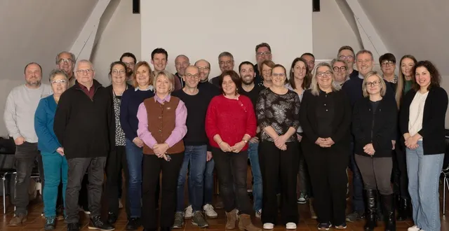 photo  anne grès (3e à partir de la droite) et ses 28 colistiers ont officialisé leur candidature.  &copy;  anne grès 