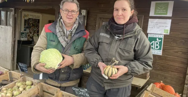 photo  dominique malherbe, salarié, et coline moreau, encadrante en maraîchage au collectif d’urgence, à alençon.  &copy;  ouest-france 