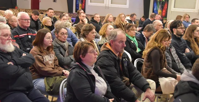 photo  une assemblée attentive aux discours.  &copy;  le maine libre 