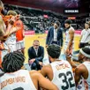 photo l’entraîneur manceau guillaume vizade, entouré de ses joueurs et de son assistant k.j. smith, le 8 janvier 2026, lors du match retour du play-in de la ligue des champions de basket contre mersin.