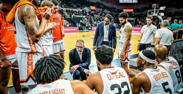photo  l’entraîneur manceau guillaume vizade, entouré de ses joueurs et de son assistant k.j. smith, le 8 janvier 2026, lors du match retour du play-in de la ligue des champions de basket contre mersin.  &copy;  le maine libre - yvon loué 
