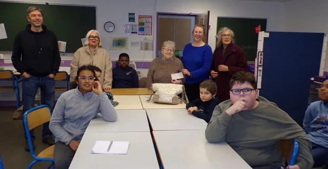 photo  deux chèques de 300 € ont été remis dans le cadre de l’opération bouchons.  &copy;  le maine libre 