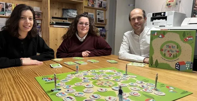 photo  amandine heroult et élodie ferté, animatrices, romain dubreuil, directeur du bureau information jeunesse d’alençon, autour du jeu hein-dépendant.  &copy;  ouest-france 