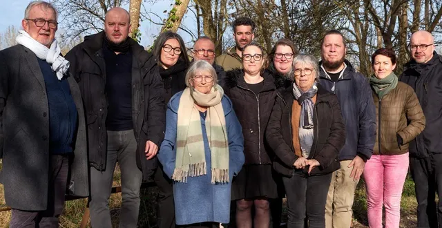 photo  loïc michaud (complètement à droite) porte une liste composée d’alexandre cardinaud, amélie benizeau, guillaume henry, anne-elisabeth dubreuil, philippe girard, jean-louis gisèle, estelle talazac, julien paillier, silvana peckre, marion vinet et francis peckre.  &copy;  liste amuré 