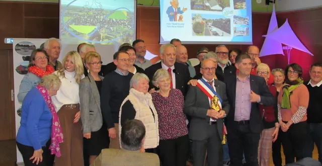 photo  le maire d’athis-val-de-rouvre entouré des conseillers municipaux et de plusieurs personnalités présentes à la cérémonie.  &copy;  ouest-france 