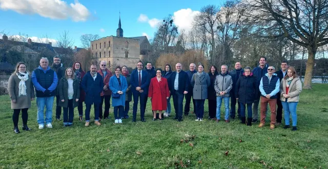 photo  anthony trifaut, sixième en partant de la gauche au premier rang, a dévoilé sa liste.  &copy;  le maine libre 