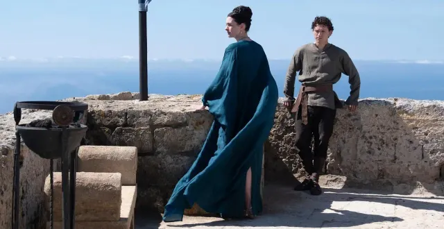 photo  anne hathaway (pénélope) et tom holland (télémaque) attendant ulysse (matt damon) dans « l’odyssée », de christopher nolan.  &copy;  universal 