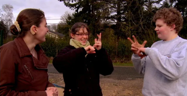 photo  la langue des signes est au cœur du documentaire, « elle entend pas la moto ».  &copy;  transmise à ouest-france 