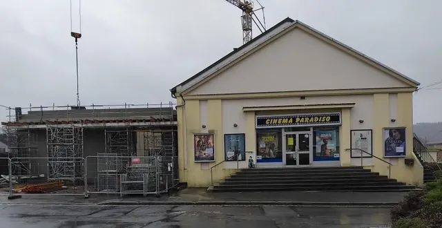 photo  la rénovation extension du cinéma se poursuit mais la salle reste accessible jusqu’à l’été.  &copy;  ouest-france 