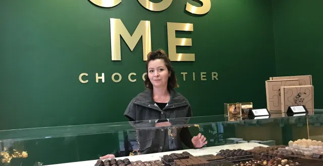 photo  lou cottenceau dans la nouvelle chocolaterie cosme, rue de la roë à angers.  &copy;  ouest-france 