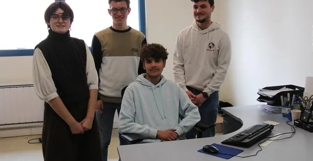 photo  âgés de 16 ans à 24 ans et en service civique à l’espace multimédia, cécile, valentin, dolyvann et lenny interviennent dans les communes du pays fléchois (sarthe) pour aider et à accompagner le public sur les outils numériques.  &copy;  ouest-france 