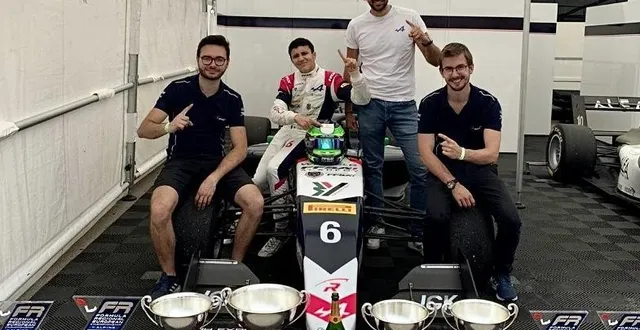 photo  isack hadjar et pierre sancinéna (troisième en partant de la gauche), juste après la victoire décisive à monaco en freca.  &copy;  photo fournie par pierre sancinéna 