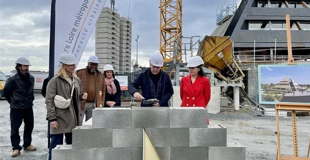 photo  angers, 15 janvier 2025. les élus ont posé symboliquement la première pierre du chantier, à distance de la pyramide.  &copy;  co - anthony pasco 