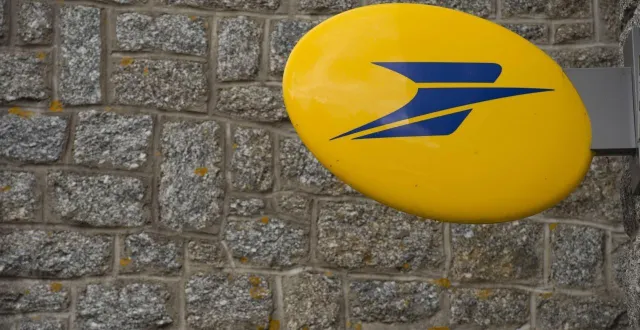 photo  la poste ouvre un centre pour passer le code à beaufort-en-anjou.  &copy;  archives ouest-france 