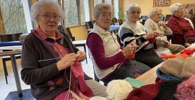photo  une dizaine de locataires de la résidence saint-jean ont remis des vêtements chauds tricotés à la croix-rouge et à enfance et partage.  &copy;  ouest-france 