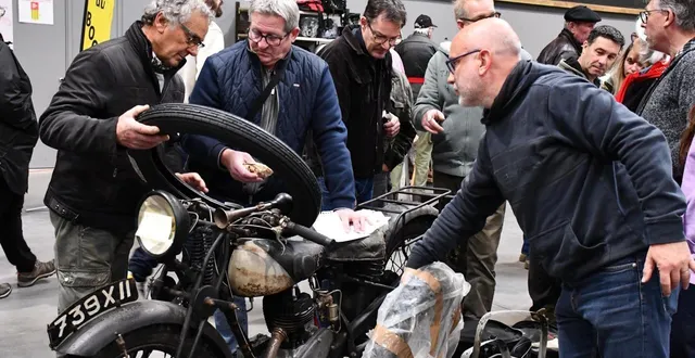 photo  les puces motos sont aussi l’occasion de trouver des pièces et faire de bonnes affaires.  &copy;  co - justine brichard 