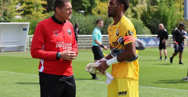 photo  ici en compagnie de l’entraîneur des gardiens eddy costil, l’été dernier lors de la préparation, yannis clementia gardera les buts du sm caen à concarneau, vendredi 16 janvier 2026.  &copy;  marc olejnik 