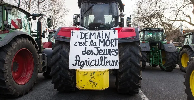 photo  un rassemblement de tracteurs des agriculteurs de la fnsea et des jeunes agriculteurs, mobilisés contre l’accord commercial entre l’union européenne et le mercosur et contre le poids des normes mises en place.  &copy;  valerie dubois/hans lucas via afp 