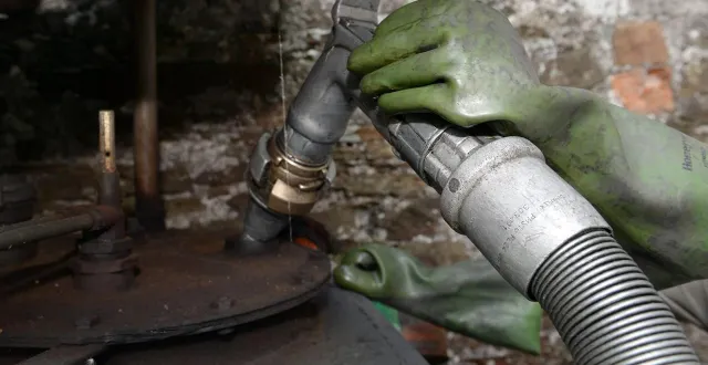 photo  la vieille chaudière fioul de l’école les bateliers sera remplacée par un chauffage bois à pellet.  &copy;  documentation co – josselin clair 