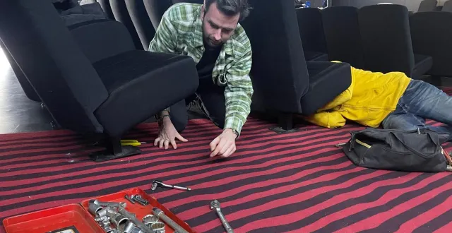 photo  baptiste travaille dans le cinéma et s’installe dans un nouvel appartement à rennes : mercredi 14 janvier 2026, il est venu compléter son intérieur avec un fauteuil du rialto à morlaix (finistère), le cinéma de sa jeunesse.  &copy;  ouest-france 