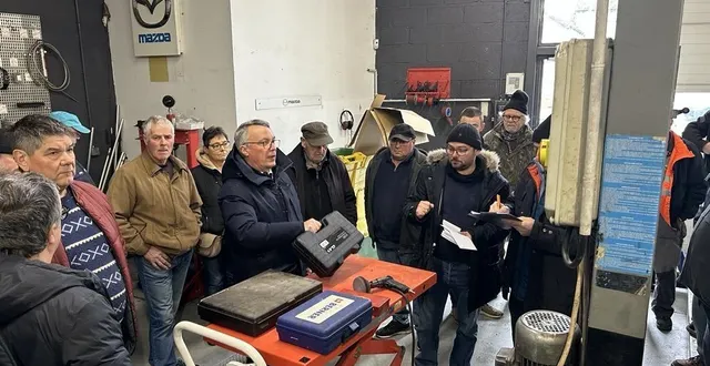 photo  une soixantaine de personnes ont participé à la vente aux enchères du matériel du garage de bretagne.  &copy;  ouest-france 