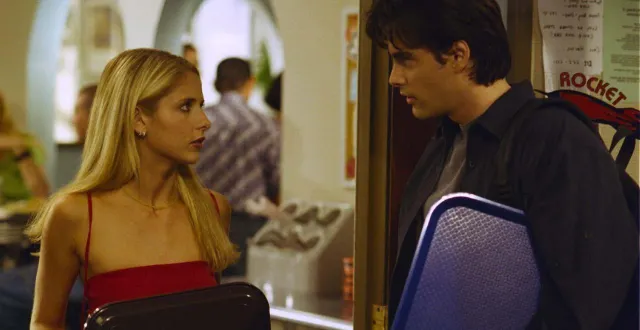 photo  sarah michelle gellar et adam kaufman dans « buffy contre les vampires », désormais disponible sur m6+.  &copy;  2012 fox 