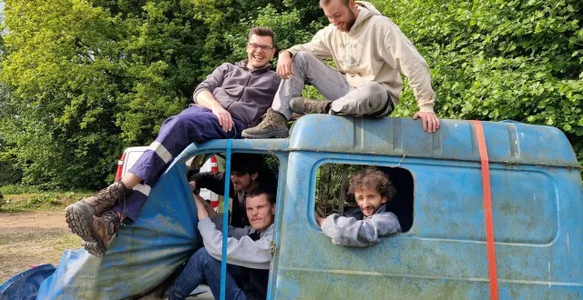 photo  plusieurs membres de l’association hole right (malo pereira à la fenêtre de la voiture).  &copy;  dr/malo pereira 