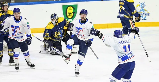 photo  nikita kolobov, ici au centre, et le torpedo se sont imposés face à herning.  &copy;  photo iihf - joshua day 