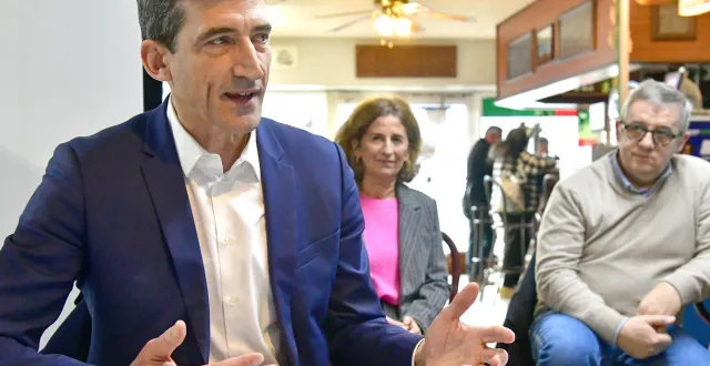 photo  jérôme baloge a annoncé sa candidature dans le bar la bodega à souché. il était entouré de cinq de ses conseillers municipaux parmi lesquels sophie boutrit (au centre) et philippe terrassin (à droite).  &copy;  co - marie delage 