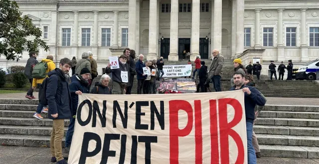 photo  les trois militants du mouvement extinction rebellion jugés étaient soutenus par environ 70 personnes, rassemblées devant le tribunal d’angers, ce jeudi 15 janvier 2026.  &copy;  ouest-france 