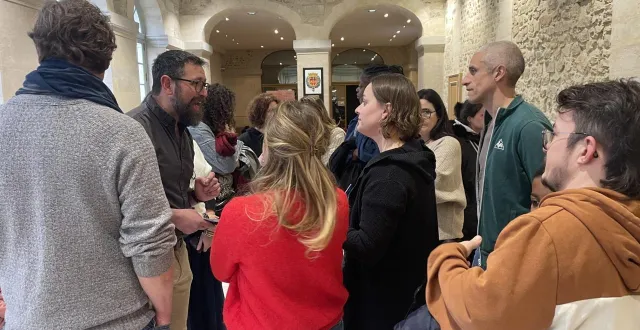 photo  une délégation d’enseignants et de parents d’élèves de l’école éluard, accompagnée de 200 enfants, a investi le hall de la mairie du mans, le 13 janvier 2026.  &copy;  ouest-france 