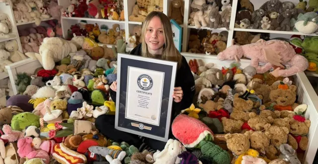 photo  hope roberts, une jeune britannique de 19 ans, détient le record de la plus grande collection de peluches de la marque jellycat.  &copy;  photo : fournie par hope roberts 