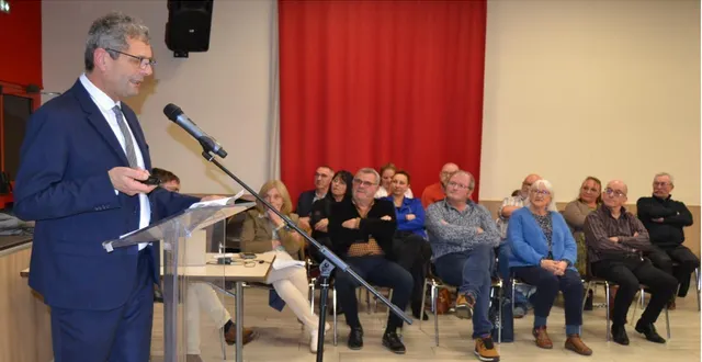 photo  le maire et une grande partie de son conseil à la cérémonie.  &copy;  le maine libre 