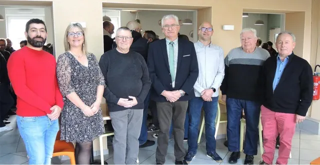 photo  au centre jean-claude bizeray, maire de saint-biez-en-belin, entouré de membres de son conseil municipal.  &copy;  le maine libre 