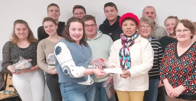 photo  les sept étudiants avec la présidente angeline delange et des représentants de l’association bemarivo espoir.  &copy;  ouest-france 