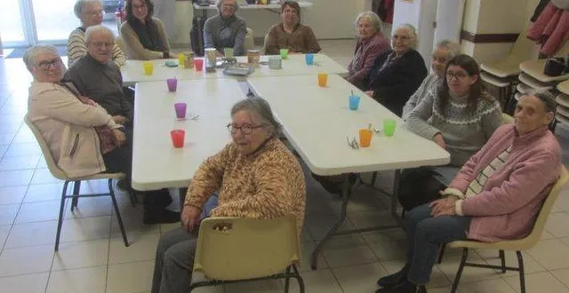 photo  stéphanie colas (au fond, à gauche), animatrice de l’association un jour part’âgé, initiée par familles rurales, accompagne tous les vendredis, à bécon, une dizaine d’adhérents.  &copy;  co 