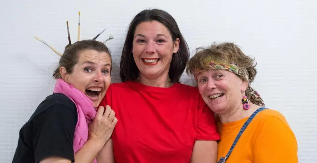 photo  delphine hubert, adeline didierjean et rachel dauvergne.  &copy;  co 