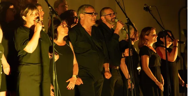 photo  précédée d’un atelier de musiques actuelles avec les élèves de l’école de musique citézarts, la chorale just gospel se produira, samedi, à 20 h 30, au centre rabelais. sous la houlette de son chef de chœur, david lefeuvre, les choristes proposeront, « un concert aux rythmes effrénés, sur des grands standards du gospel américain et africain, des chansons pop et des mélodies soul qui célèbrent la diversité et le métissage », détaille denis fontana, responsable du service citézarts de la communauté de communes du sud-est manceau. gratuit, sur réservation obligatoire au 02 43 40 05 82 ou en ligne sur my.weezevent.com  &copy;  goodwater photography 