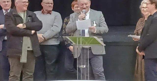 photo  au premier plan, jean-yves tessier, maire honoraire et philippe richard, maire.  &copy;  ouest-france 