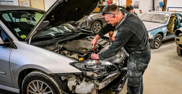 photo  tuffé-val-de-chéronne, mercredi 10 décembre 2025. à la carrosserie de la pelouse, les collisions avec des animaux sauvages, et notamment les sangliers, représentent une grosse activité de septembre à février.  &copy;  le maine libre - yvon loué 