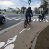 photo  sainte-gemmes-sur-loire, 14 janvier 2026. pour traverser l’intersection ou tourner à gauche quand le feu est vert, les cyclistes doivent rester sur leur piste qui s’écarte de la chaussée principale derrière un îlot en forme d’amande. c’est le principe du carrefour à la hollandaise. 